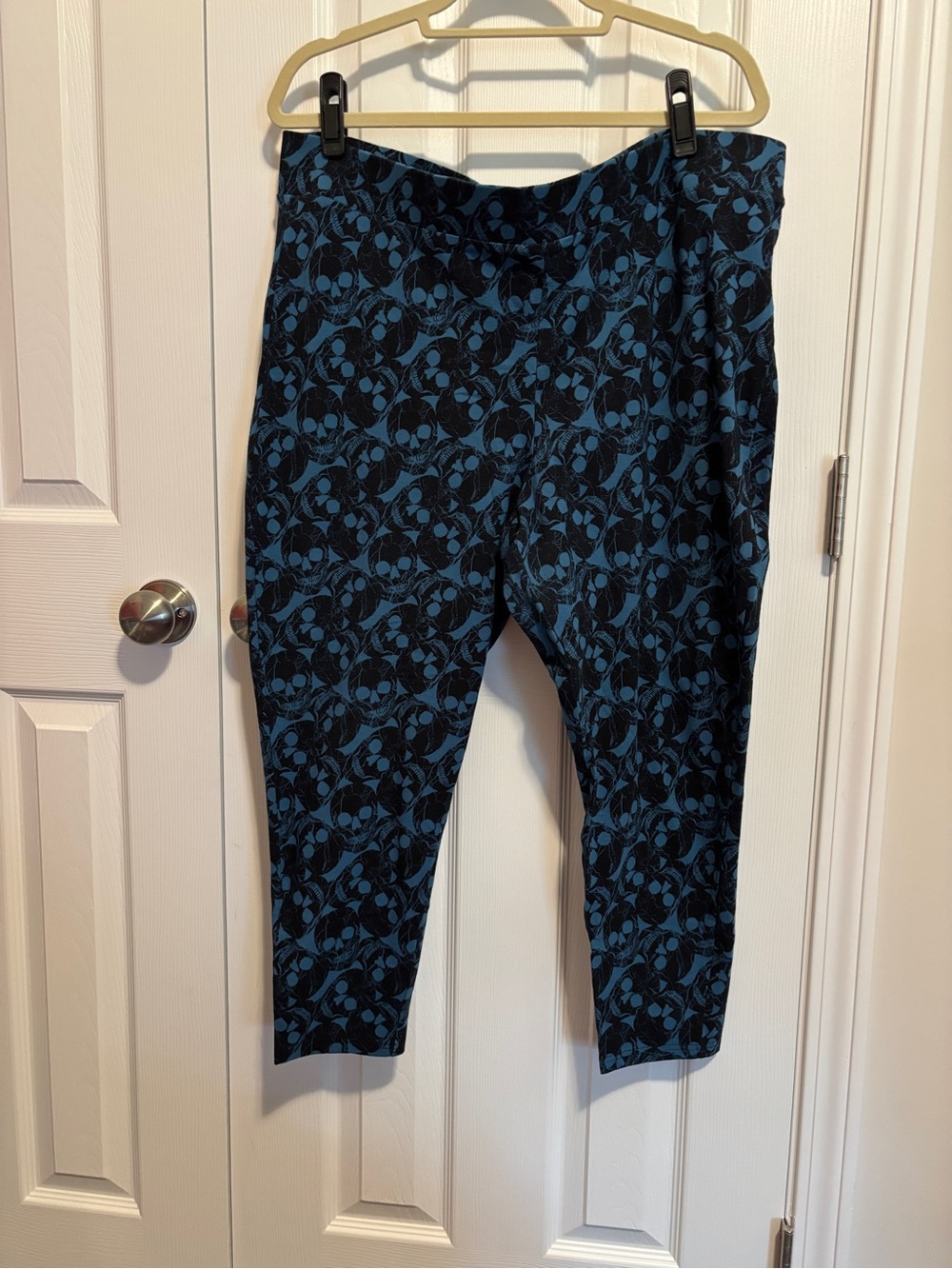 torrid Black Skulls with a Blue background leggings
